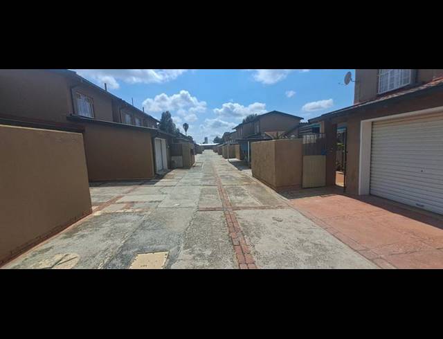 3 BEDROOM TOWNHOUSE FOR SALE IN SPRINGS